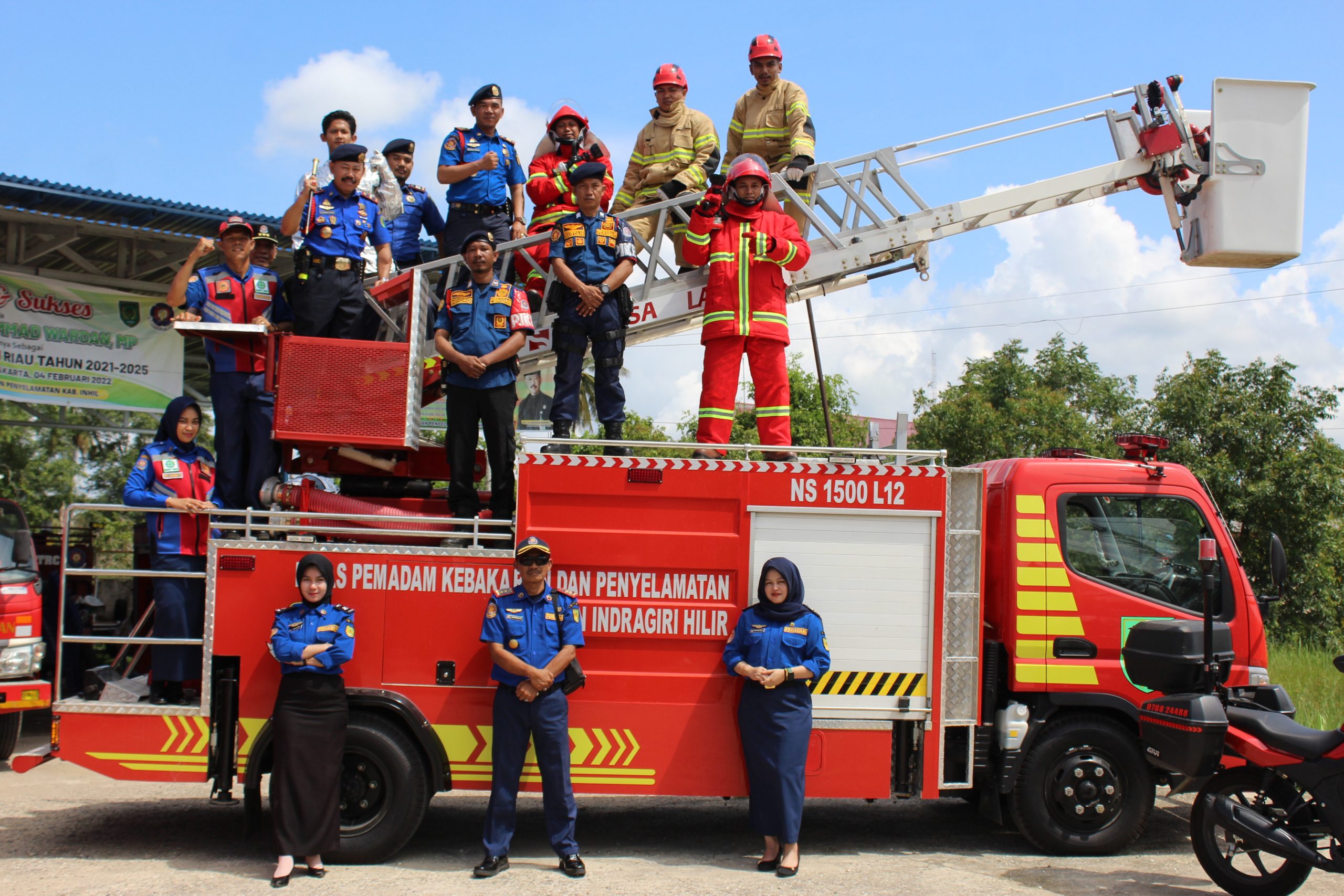 Foto Bersama Dengan Unit Pemadam Kebakaran Dan Apd Pemadam Kebakaran Dpkp Kabupaten Indragiri 4367